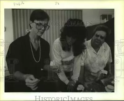 1990 Press Photo Margaret Seale Demonstrates One Of Her Spiders In A Class. • $19.99