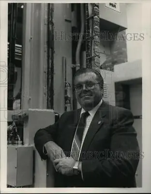 1988 Press Photo Milwaukee School Of Engineering Vice President Tom Davis • $15.99