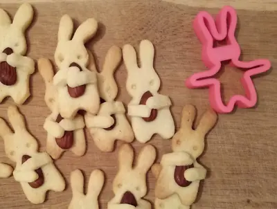 Cute Hugging Bunny Rabbit Cookie Pastry Biscuit Cutter Icing Fondant Clay Kitche • £4.99