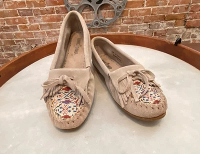 $34.95 • Buy Minnetonka Stone Suede Kilty Needlepoint Slip On Moccasin Flat Shoe 8.5 Sale