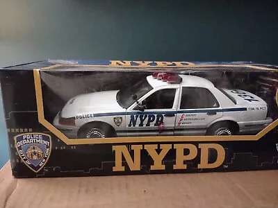 Motormax 2001 NYPD Crown Vic Police 1/18 Scale Diecast Car • $109.99