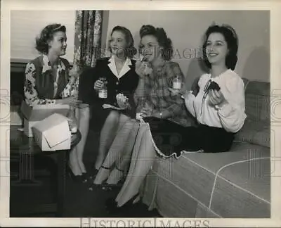 1943 Press Photo Starlets Enjoy Warner Bros. New Recreation Room In Hollywood • $17.88