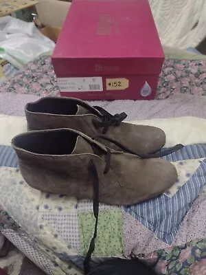 Munro Greige  Suede Chukka Boots - Womens Size 8 M • $27