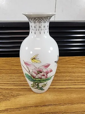 Chinese Antique Qianlong Mark Porcelain Hand Painted Famille Rose Vase 8  • $75
