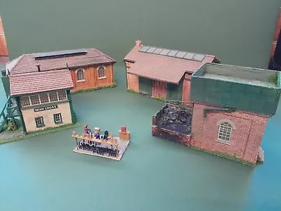 Joblot Of Excellent 00 Gauge Buildings And Signal Box Interior • £39.99