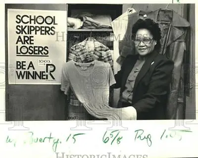 1984 Press Photo Mildred Davis With Clothing For Needy School Children • $16.99