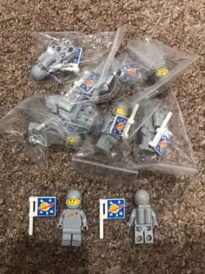 £45 • Buy LEGO Spaceman - Classic Grey Mini Figure With Flag- Genuine, Rare, Collectible