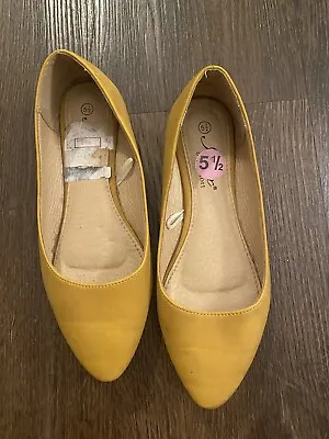 Womans Mustard Yellow Flat Shoes Size 5.5 By LYNX  • $7.99