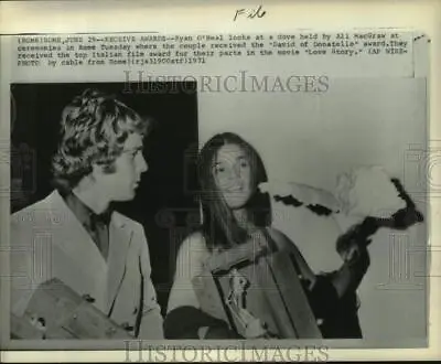 1971 Press Photo Ryan O' Neal Looks At A Dove Held By Ali MacGraw In Rome • $12.99