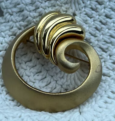 Vintage M. Jent Matte Gold Oval Swirl Brooch Scarf Jacket Pillow Pin Jewelry • $6.99