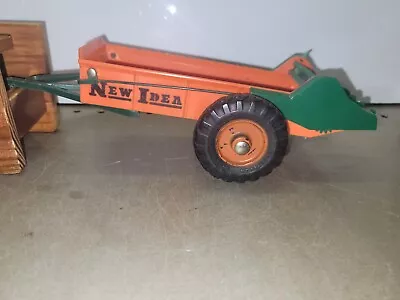 Vintage New Idea Toy Manure Spreader 1:16 • $69.98