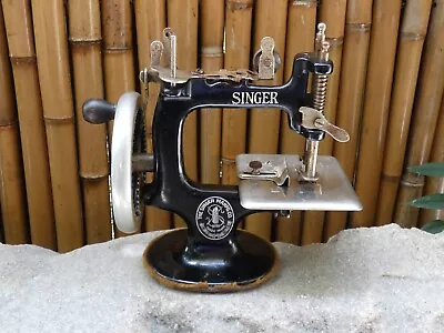 Antique Singer Black Model 20 Sewing Machine Hand Crank Runs Smooth Quiet Patina • $32