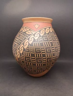 Beautiful Mata Ortiz Hand Painted Pottery By Israel Sandoval 7.5 Tall 6.5 Wide • $75