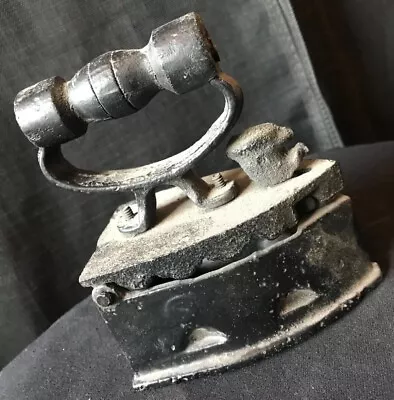 ANTIQUE VINTAGE METAL CLOTHES IRON Black Working Latch  • $22.99