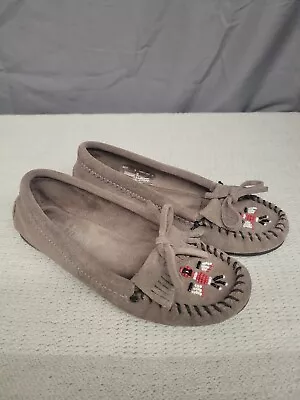 $19.99 • Buy Minnetonka Thunderbird II Kilty Grey Suede Moccasins Boho Beaded Womens Size 6  