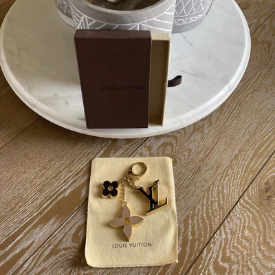 $415 • Buy Louis Vuitton Bag Charm Fleur De Monogram (Authentic)