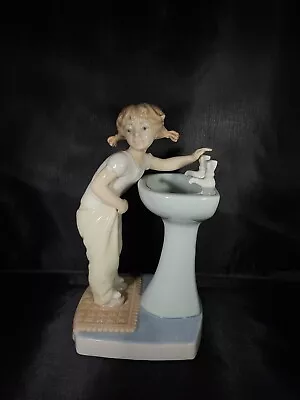 VTG Lladro 4838 Clean Up Time Little Girl At Sink Porcelain Figurine Spain • $65