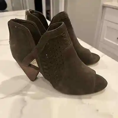 Vince Camuto Ebelin Dark Green Open Toe Bootie Stacked Heel Suede Booties 8.5 • £18.24