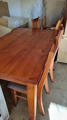 $600 • Buy 6 Seater Dining Table And Chairs