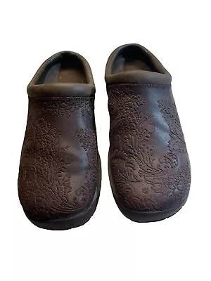 Merrell Womans Embossedslip-on Brown Clogs Air Cushioned Q-form Comfort Size 7.5 • $18