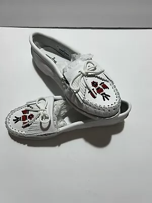 New Minnetonka Women's White Leather Beaded Thunderbird Moccasins - US Size 7.5 • $30