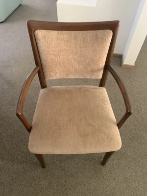 $250 • Buy Used Dining Table And Chairs