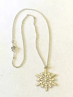 Vintage AVON Silver Tone Christmas Snowflake Pendant Necklace 18  • $14.99