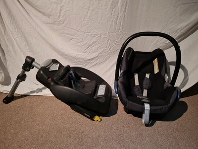 £75 • Buy Maxi Cosi Carry Cot And Isofix Base