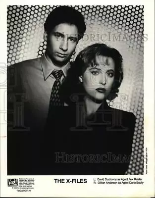 1993 Press Photo Series  The X-Files  Actors David Duchovny & Gillian Anderson • $19.99