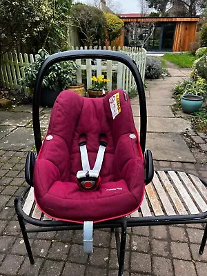 Maxi-Cosi Pebble Plus Group 0+ & 1 Car Seat And Isofix Base Vivid Red • £25