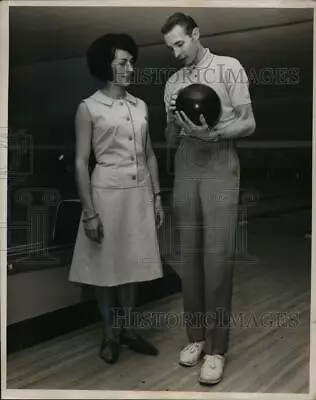 1964 Press Photo Bowler Dick Weber Gives Gigi Robin Some Pointers - Net13537 • $17.99