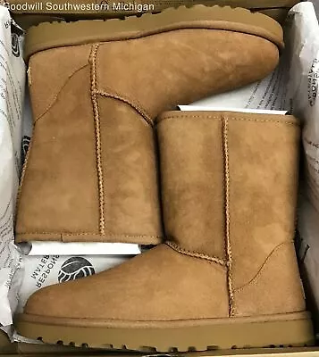 UGG W Classic Short II Cold Weather / Snow Boots - Size 7 - New W/ Defects • $120