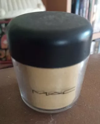 MAC Pigment Powder Primary Yellow  Full Size 7.5g    • £6.50