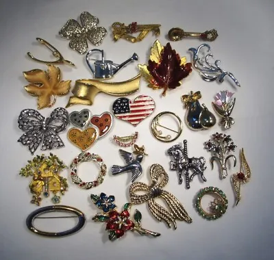 Lot Of 26 Vintage Costume Jewelry Brooches Gold Tone Silver Tone NICE! C3687 • $52