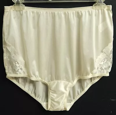 Vintage Vanity Fair Ivory Lace Panties Sz 7 • $14.99