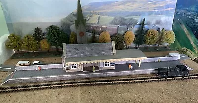 N Gauge Metcalfe~Station Building On Newly Built Platform With People • £11.99