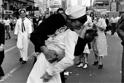 VJ VICTORY DAY TIMES SQUARE KISS GLOSSY POSTER PICTURE PHOTO PRINT Sailor 5442 • $14.99