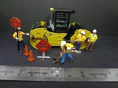 Caterpillar CAT CB-13 Tandem Vibratory Roller With Road Work Crew 1:64 Scale • $33.99