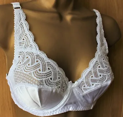 White Underwired Bra Beautiful Lace And Satin Non Padded SHOP CLEARANCE SALE • £7.99