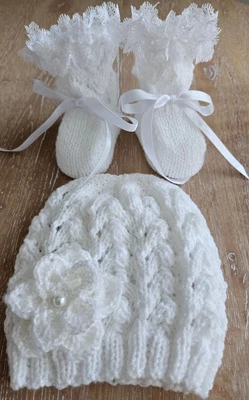 £6.99 • Buy New 0 To 3 Months. Baby Hand Knit Hat & Booties. White Sparkle. 🤍🤍🤍