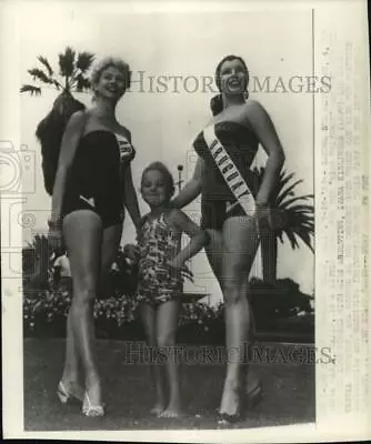 1954 Press Photo Little Sandra Poses With Miss Universe Candidates Longbeach • $15.99