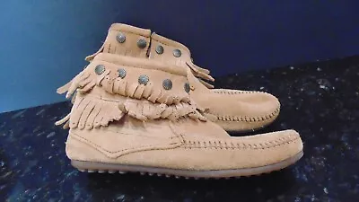 Women’s Minnetonka Size 6 Classic Suede Fringe W/Metal Softsole Boot EUC • $16.19