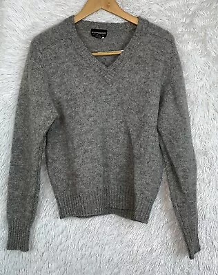 Men’s 100% Shetland Wool Pullover V-Neck Sweater Size M Gray Stretch Casual • $13.26