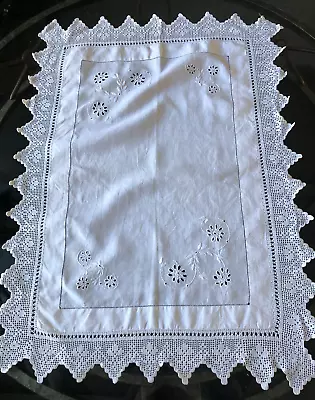 VINTAGE White Lace Crochet Edge Whitework Embroidery Tablecloth Linen 29X22in • £11.79