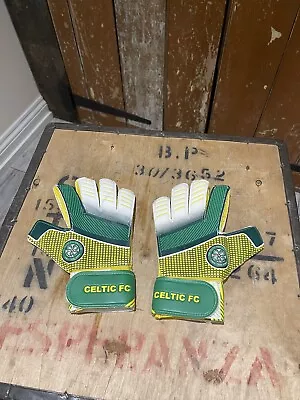 The Celtic Football Club Goalie Gloves Kids Size • £9.99