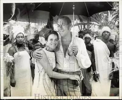 1967 Press Photo Rachel Roberts Visits Husband Rex Harrison On Set In St. Lucia • $13.88