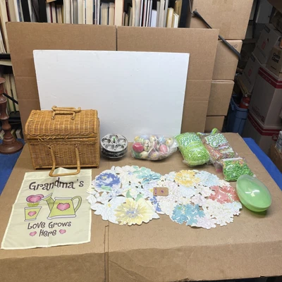 $0.99 • Buy U7 EASTER DECORATION LOT ~ Basket, Eggs, Grass, Doilies, Egg Trays Lm 18