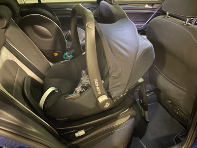 £190 • Buy Maxi Cosi Tinca Car Seat + Isofix Base + Rain Cover