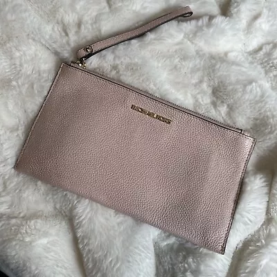 MICHAEL KORS Wristlet • $35