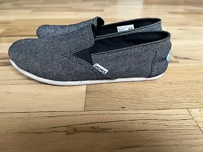 Excellent TOMS Women’s Black / White Classic Shoes Size: 7 • $9.99